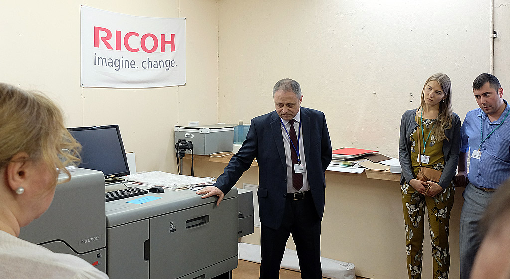 Новая цифровая печатная машина Ricoh PRO Pro C7100x в типографии «Акрос».